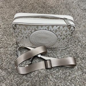 MICHAEL KORS CROSS BODY